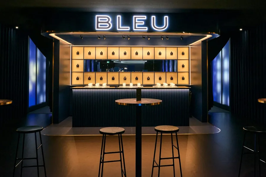 CHANEL Le Grand Numéro: die Bar BLEU in einem dunkelblauen Speakeasy mit Barhockern