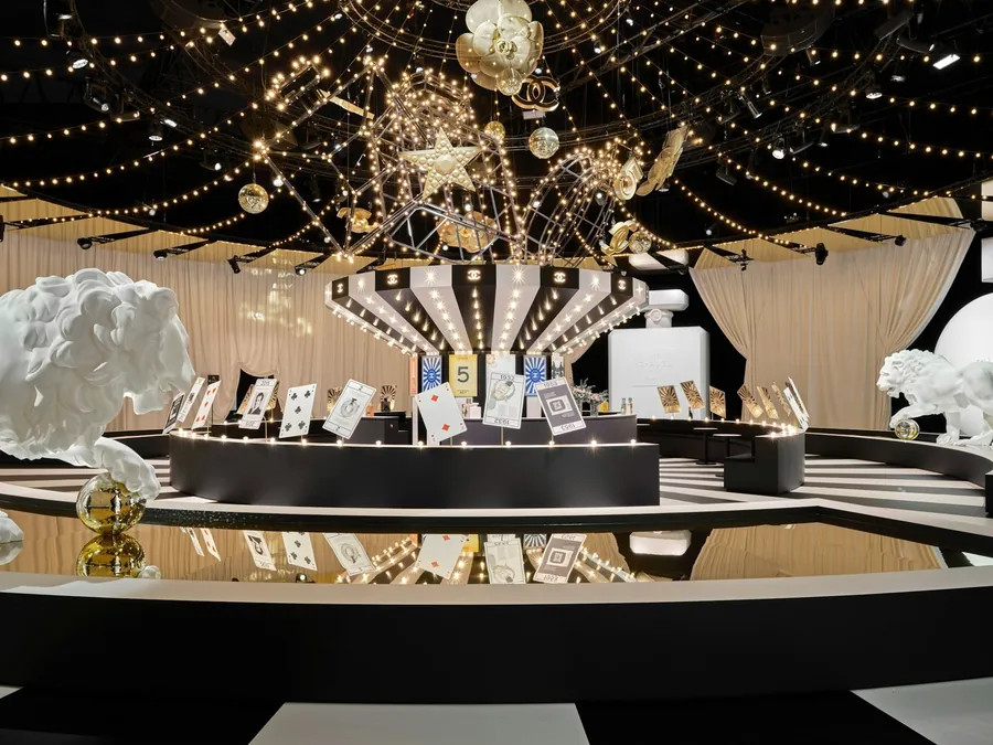 CHANEL Le Grand Numéro: die zentrale Manege mit weißen Skulpturen unter einem funkelnden Himmel aus Lichtern und Sternen