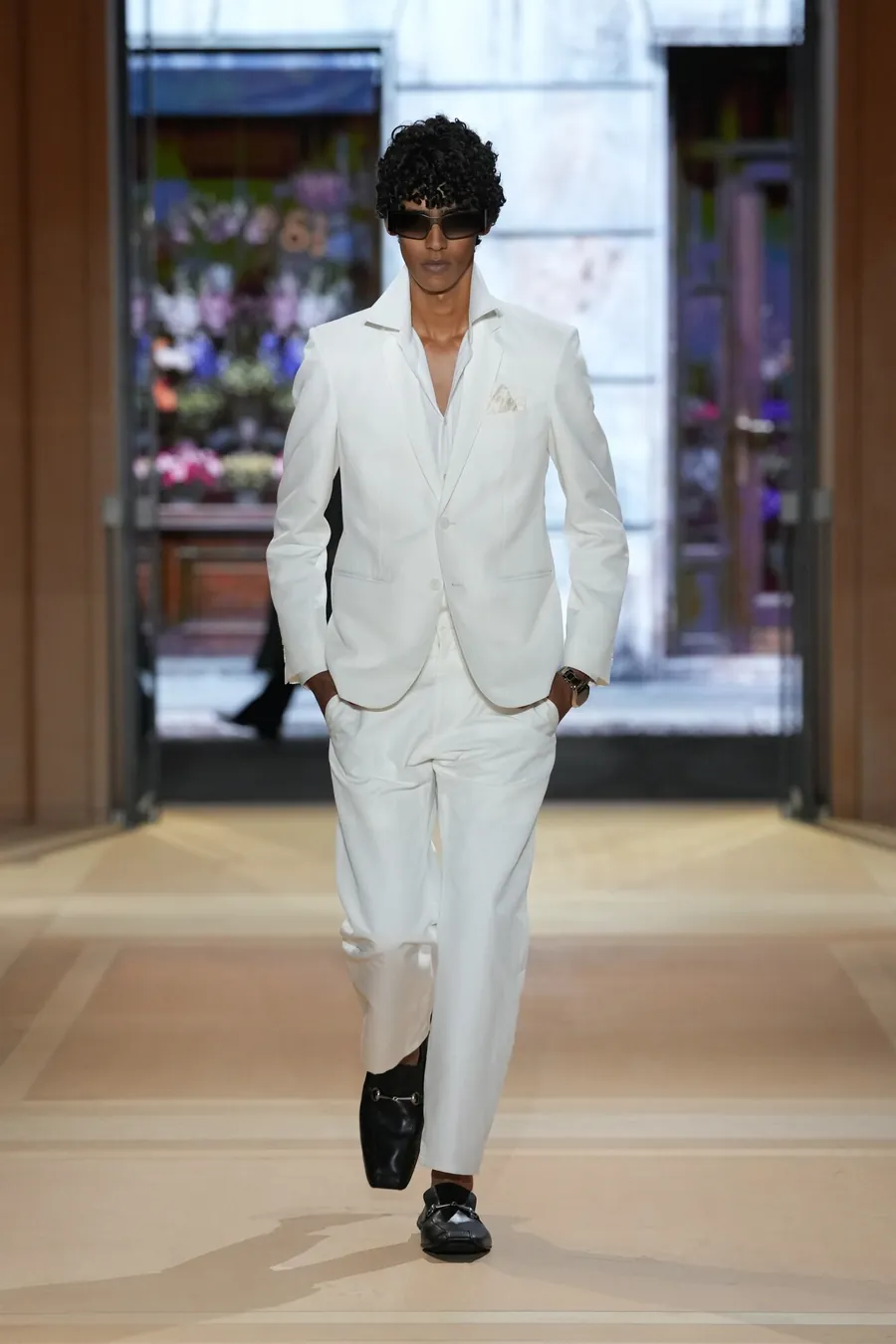 Gucci The Store Show: Model im weißen Anzug mit schwarzen Loafern auf dem Laufsteg